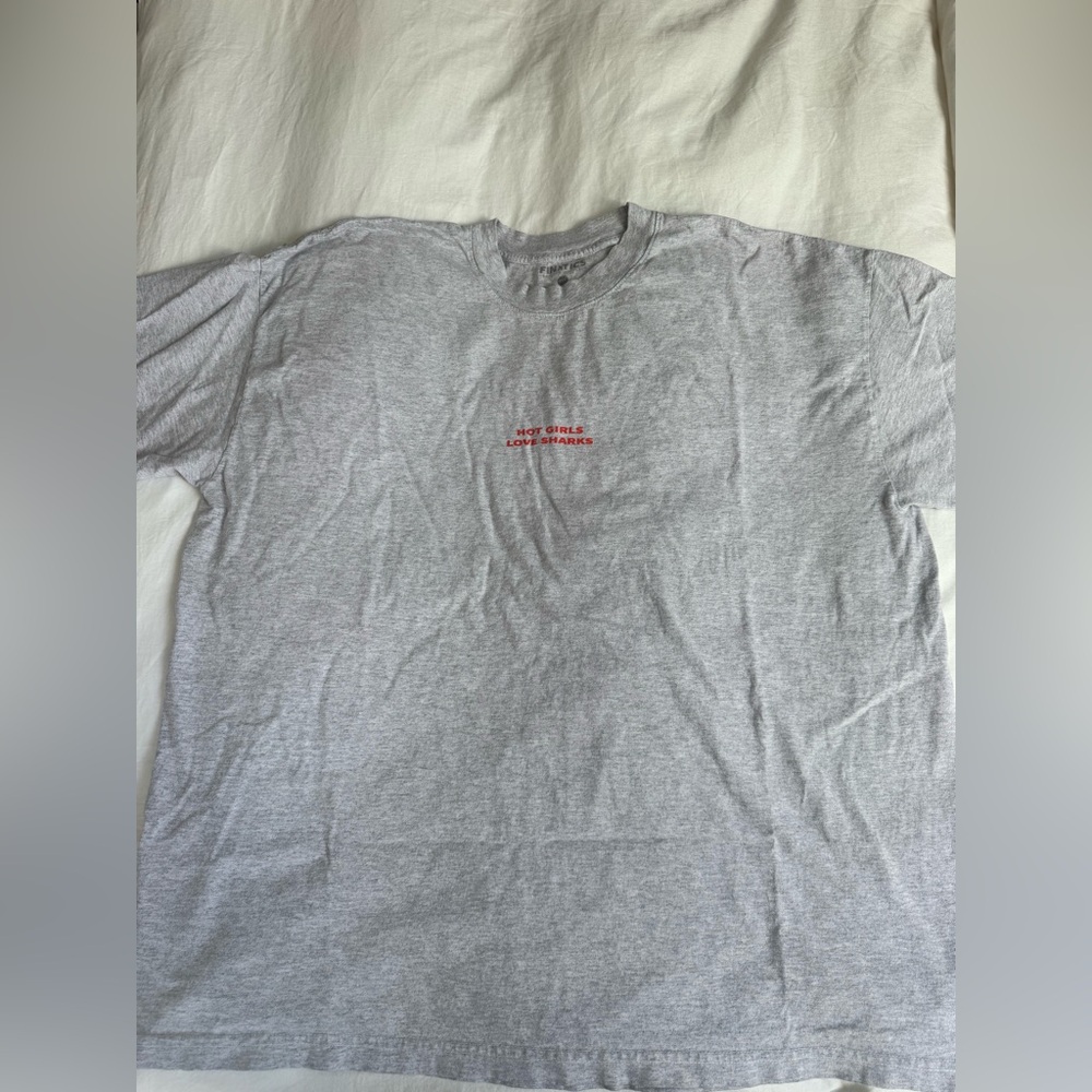 “Hot girls love sharks” tee by Finatics in gray (size XXL)